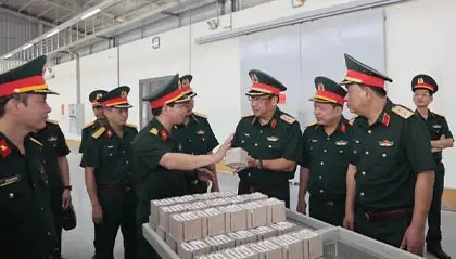 Thượng tướng Phạm Hoài Nam kiểm tra dây chuyền pháo hoa Z121 tại miền Nam