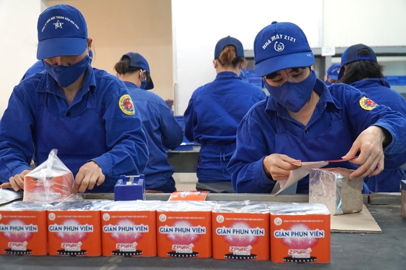 Sản xuất pháo hoa tại nhà máy Z121 Sản xuất pháo hoa tại nhà máy Z121