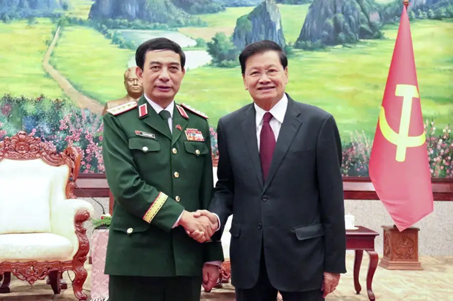 Việt Nam Tặng Pháo Hoa Và Xe Chỉ Huy Cho Lào Nhân Ngày Quốc Khánh